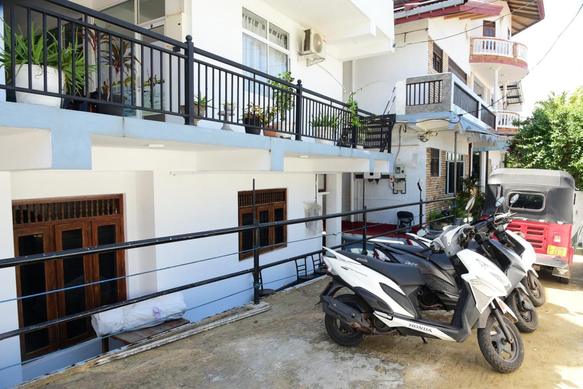 Hotel Happy Tuna Hikkaduwa Buitenkant foto